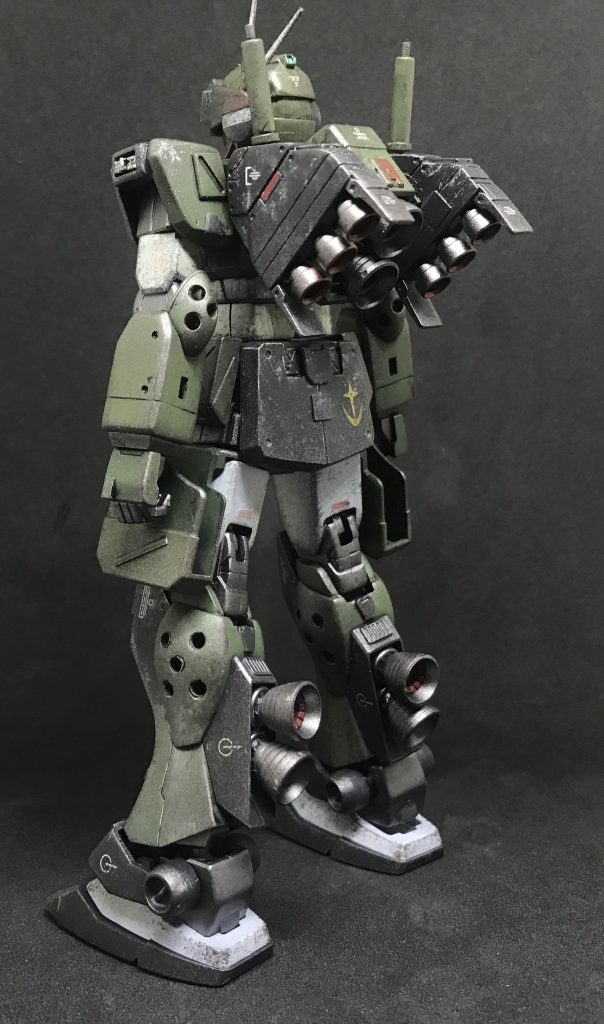 バックパックにサンダーボルトの陸戦型ガンダムの物を追加しています。
機動性を重視の機体として作成しました。
脚部と腕部の穴はピンバイスで開口しています。