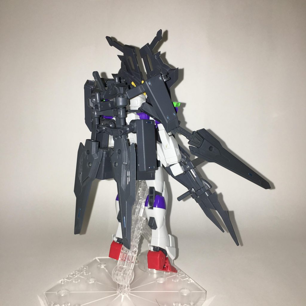 防御形態、背面。ブレイクブースターには素材としてラミネート装甲が採用されており、ビーム攻撃に対して高い防御力を誇る。また、この形態で大気圏突入を行うこともできる。