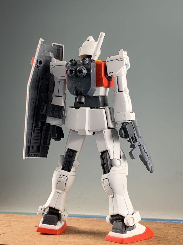 武器とバックパックはジムコマから。脚とスリッパの接続部をボールジョイントに交換して脚との距離を縮めてます。