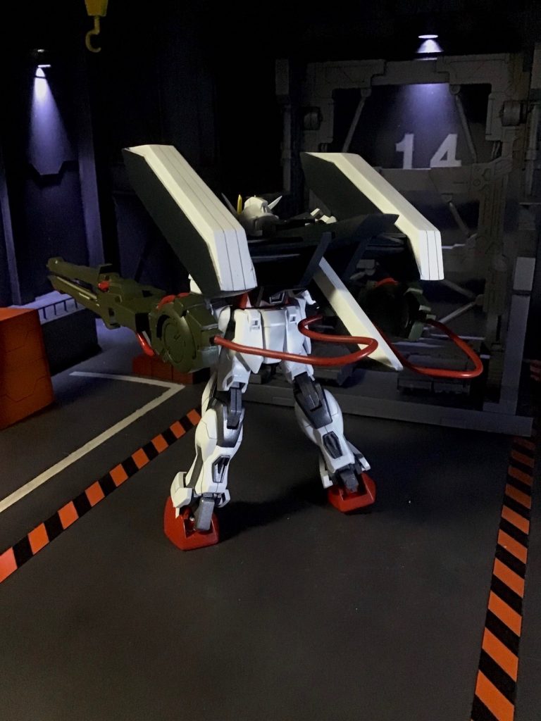 通常時はバッテリーパックから武器にエネルギーパイプを繋いでいますが、緊急時には味方機へのエネルギー供給を可能にしている…という設定。