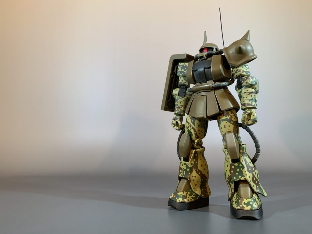 1/100リアルタイプドムの作例カラーガイドに掲載されていた迷彩塗装を参考にザクに迷彩塗装しました。