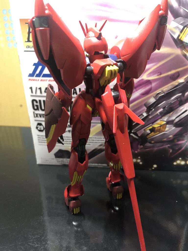 赤レギルスのフロント&リア

塗装はプレバンキットのカラー見本を使おうかと思ったのですが、赤と黄が明るすぎる気がしたので自分なりに調色した物を使いました。

フレームは自分がいつもYouTubeで見てるプラモデラーの方がよく使われているガンメタルでやってみました。

一応全体のカラーレシピ載せときます。
◯(塗装箇所)
・(塗料種:カラー名:割合)
(塗料種で記載が無いのは全てガイアノーツです)

◯パーツ全て(下地)
・Mr.サーフェイサー1200、100%

◯本体部レッド
・ブライトレッド、95%
・フラットブラック、5%
(以下①)

◯シールド、足等の赤紫
・①、70%
・ウルトラブルー、30%
(以下②)

◯胸部の青紫
・②、60%
・ウルトラブルー、40%

◯機体各所のイエロー部
・サンシャインイエロー、90%
・フラットブラック、10%

◯カメラアイ、胸部センサー類
・ブライトシルバー、100%(下地)
・水性ホビーカラー、クリア緑、100%

◯額センサー部
・ブライトシルバー、100%(下地)
・水性ホビーカラー、クリア赤、100%

◯機体フレーム、ライフル 
・ガンメタル、100%

機体色のレッド系は勿体無いお化け出たので、一度調色して余った塗料に色を追加する形で、赤→赤紫→青紫として使用しました。