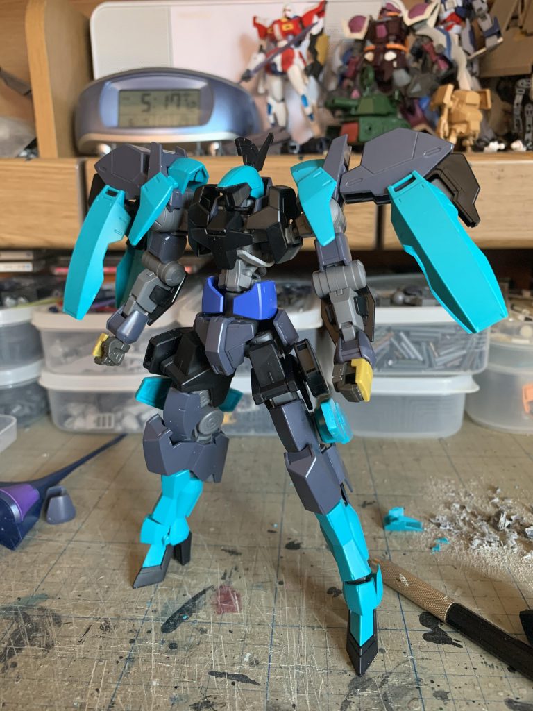 そのままでは脚部が貧弱な感じがしたので、膝にアインの太腿装甲を装着してボリュームを持たせます。