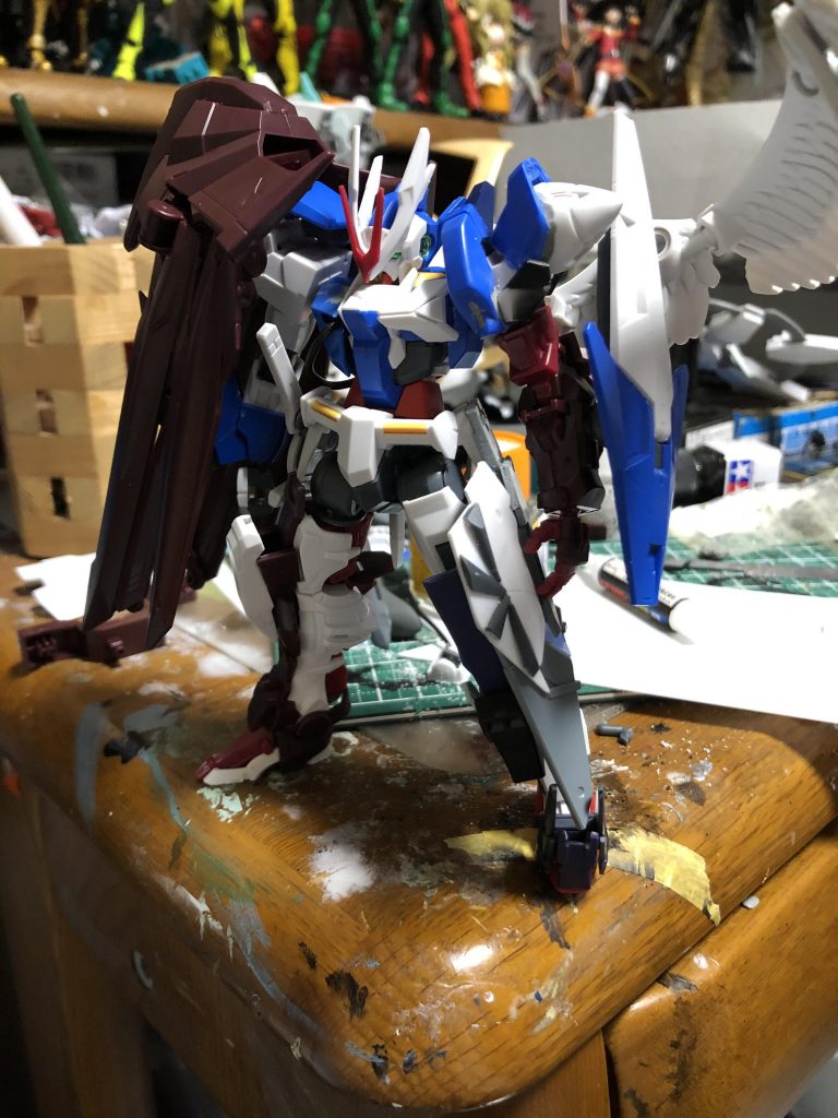 塗装前です。
今回は左膝とか左肩結構色んなパーツ使ってミキシングしましたね。
なんというか塗装前を改めて見るとアメエクみたいに青版も作ってもいいかもですね。