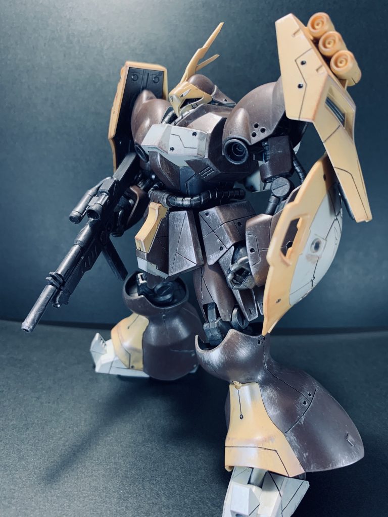 ミリタリー用の塗料が余っていたので地味目のカラーリングで塗装しました
よって地上専用、陸戦型です^_^