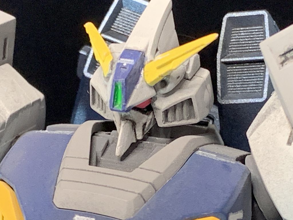 寄るとかなり荒いですが...
*頭部：*ディジェ 
ビルダーズパーツのアンテナ
マスク部はSガンダム改造パーツ（B-CLUBガレキ）を「お湯でやわらかくなるねんど」で型取り、UVレジンで複製したものを削り込みました。
これは、当初1/220 Zガンダムの顔部分を削り込みで合わせようとしましたが、思ったより大きくてディジェの頭におさまらなさそうだったので断念。
ツインアイはHアイズ（ピンク）のツインアイタイプのもの、初めて使いました。