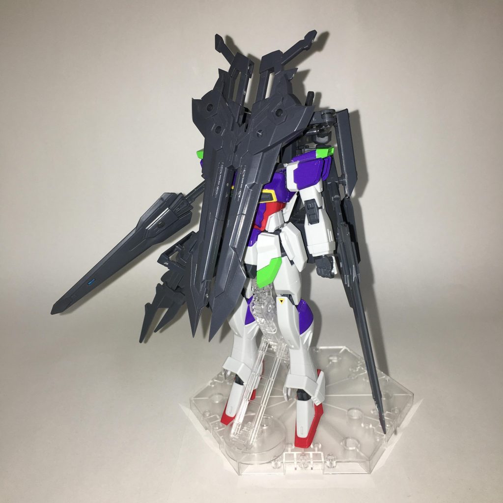 防御形態、正面。ブレイクブースターの各所に設けられた装甲板やシールドバスターソードからビームと同じ特性を持つ粒子を大量に散布し、非常に高い防御力を誇る。また、相手の攻撃が直接攻撃だった場合にその相手にダメージを与えることもできる。