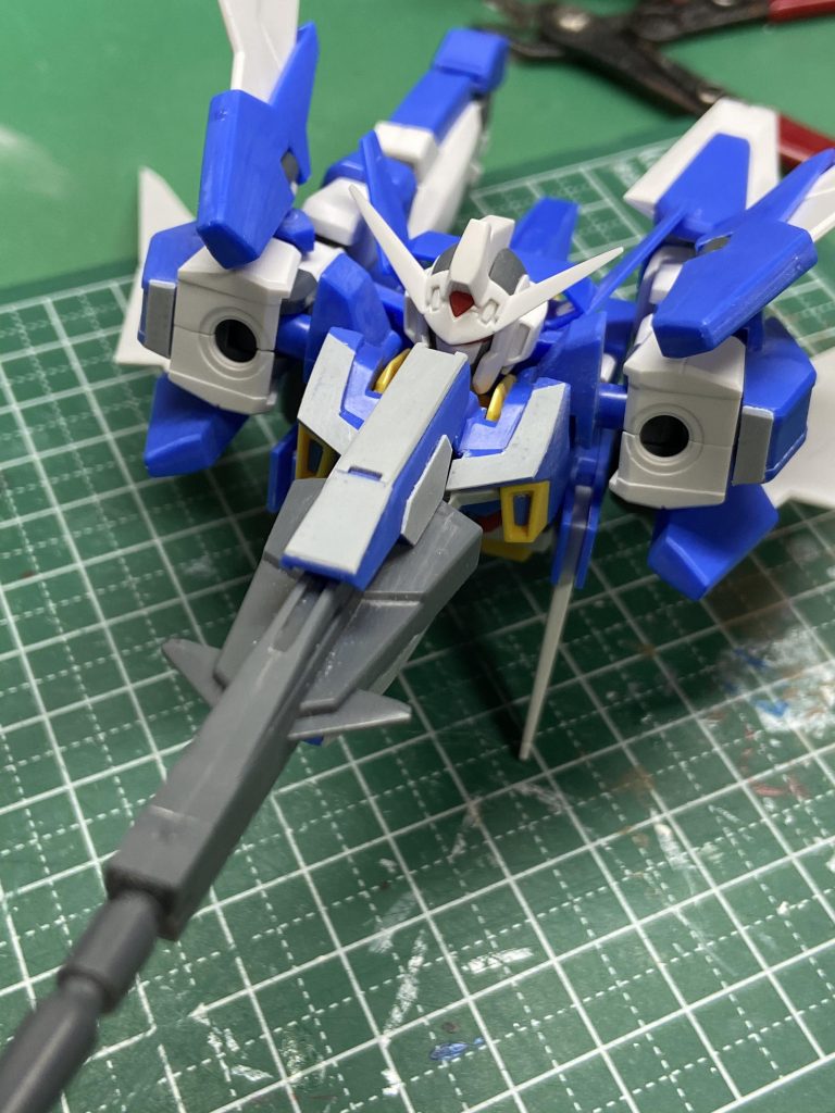 首を延長した関係で、ストライダー形態時に頭部が隠れ切れなくなってしまったのでプラ板を貼り足しカバーしました。