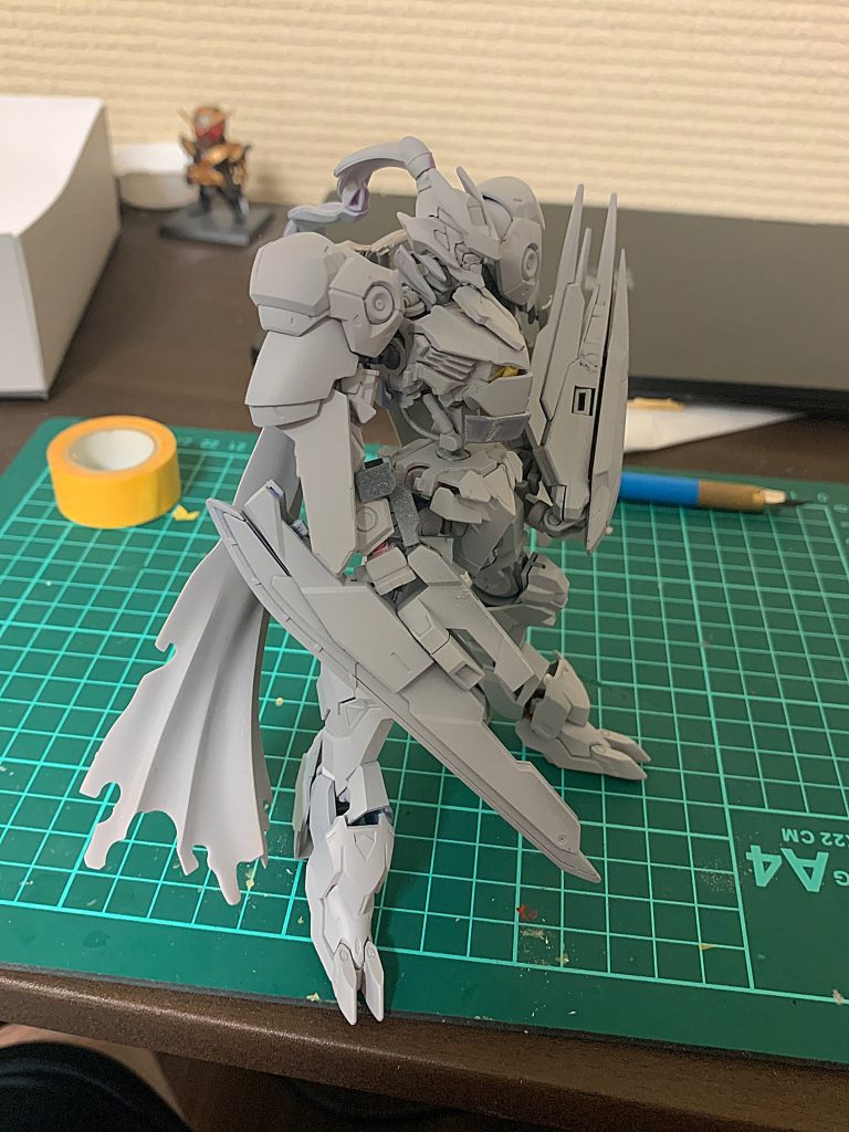 暫く梅雨に入り塗装できていませんでしたが灰色のサーフェイサーを吹いて見て色々と確認。この時は武装も別のものを使う予定だったので違うものを持っています