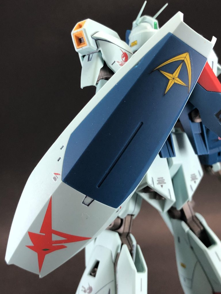 盾は逆手持ち派です