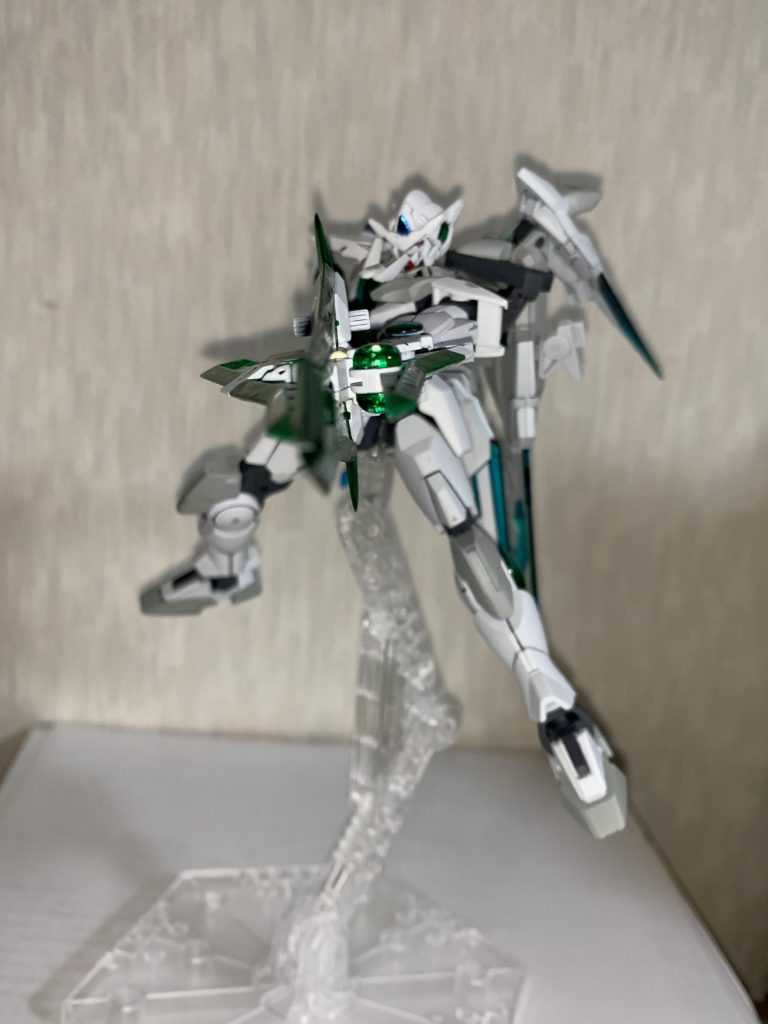 「使い切れず、ばらまいちゃった粒子をもう一度自分のところに集める...知恵と戦術、最後の切り札！」形状とセリフからお察しかと思いますが、エストレアのライザーソードを超える最大の攻撃砲「スターライトブレイカー」です。本物のSLBに合わせて、戦場に漂うGN粒子をGNランスⅡに収束させ放つ。これは機体の粒子残量が無くとも打てる利点がある。そしてもうひとつオリジナル要素として、クアンタムバーストと同時に機体内の高濃度圧縮粒子及びドライブから生成される粒子を、機体内の粒子供給ケーブルを使用し加速させ放つというもの。前者と後者を同時に行うことでチャージ時間の短縮を図れる。
正直、MSでスターライトブレイカーを撃ってみたかったのが本音です()