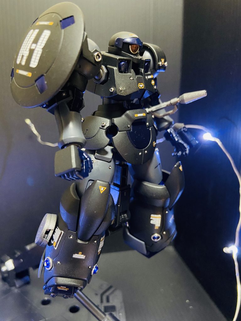 本機の特徴はその隠密性の高さにある。
大型バーニアを廃し、代替として球状ホイールと圧縮ガス噴出の機能を併せ持つ特殊推進措置を足先に搭載。移動時の静音化と、発光の低減を図っている。
反面、飛行能力低下は避けられず、本機の推進措置はあくまで無重力での上昇、姿勢制御、移動時の加速に使用されるものであり、重力下では落下速度を抑える程度の出力しかなく飛行機能は無いに等しい。
型番はおシノビ(04-B)笑 マーキングしてますが偽装なので、目視されても情報撹乱を起こすだけです。尚、盾ではなくレドーム設定。カラーはマットブラック、ファントムグレー、ディープメタリックブルー、シルバーはビーズ、虫ピン等の打ち込みです。色を単調にせず、目立たせないカラーは難しい。