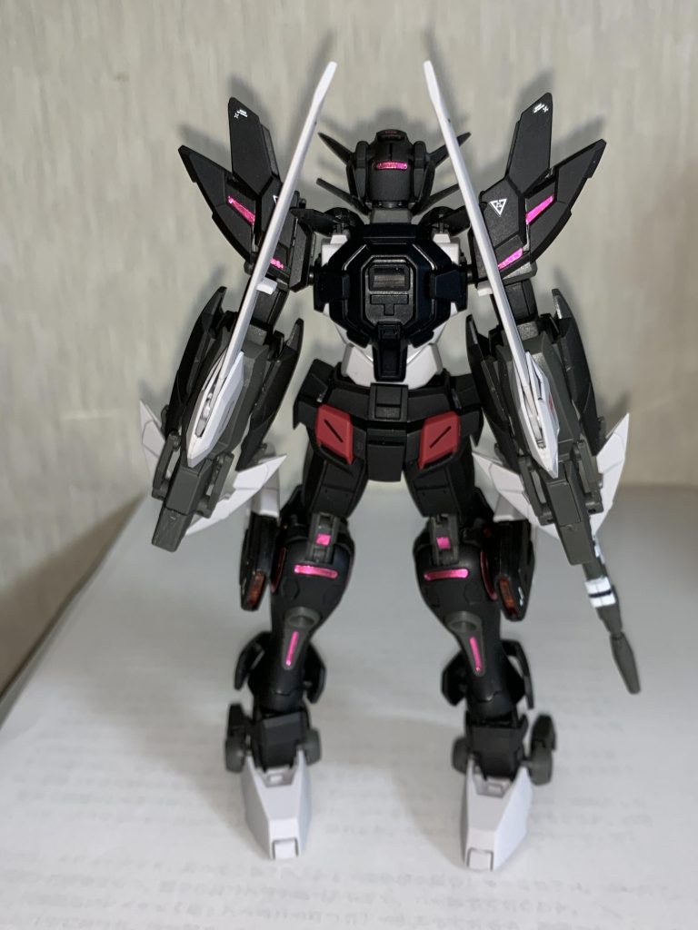 バックショットを見ると膝裏のシールの位置が違って見えますが、ここが改修のためズレたポイントです。とはいえ違和感はなくこれはこれで自然に見える...と思います。