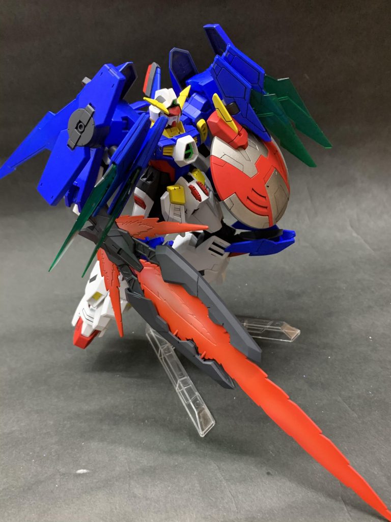 トライスラッシュブレイドはマントの赤に合わせて炎が出た感じにしました。