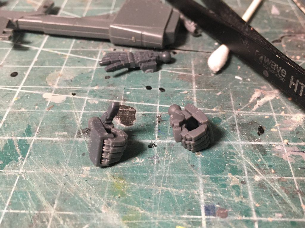 拳はビルダーズパーツを使っているのですがアレはビームサーベルの持ち手が無いのが痛い、、、。
ということで既存の拳を使って自作しました。