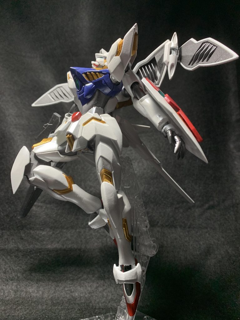 ガンダムレギルスでした。延長工作はあの降臨ポーズって言うんですかね?をやりたくていじってました。塗装は写真だと分かりにくいですがそこそこ反射していい感じになりましたので満足してます。
雑でしたが最後まで読んでいただきありがとうございました。