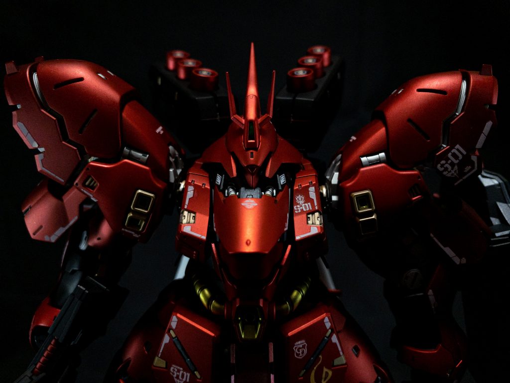 本体はシルバー→クリアレッド→艶消し。
フレームはクレオス9番シルバー、メタリックブラック、アイスシルバー等、ガイアexゴールド。
腹部ビーム砲等はメタリックイエロー。


艶消しメタリックにした事で、上品さと兵器感、シャア総帥の専用機というイメージを表現出来たと思います。