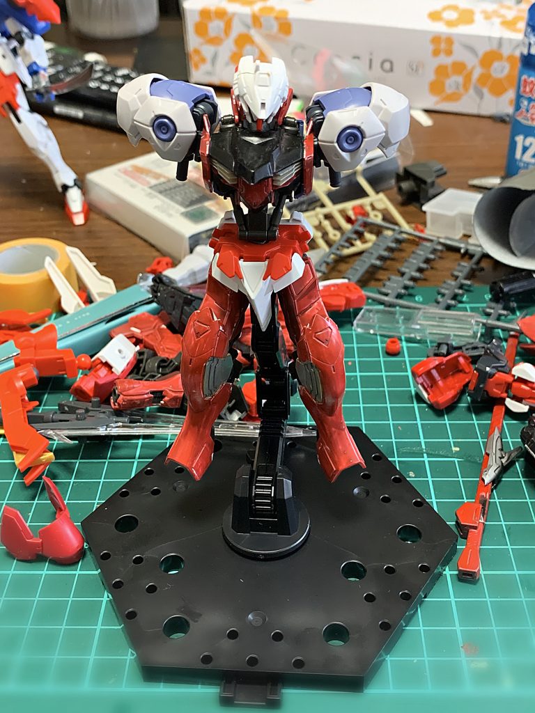 以下制作工程になります最初のミキシング時はアストレイのフェイスに改造を加えていこうとしていたり、ルプスの足を使おうとしていたりとだいぶ完成系とは異なる形でした