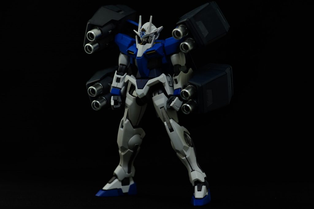 本機の特徴は背中から伸びるアームにそれぞれ装備された4基のGNキャノンである。
このGNキャノンは GN-005 ガンダムヴァーチェ が装備したものと同じものであるが、ダブルオー本体のエネルギー効率が非常に高いため、最大8門となるGNキャノンを同時かつ連続で使用することが可能である。
ヴァーチェは、その換装機構による GN-004 ガンダムナドレ への移行時に、装甲と武装のパージを行う。
出撃回数が多くなればそれだけパージの頻度も増し、使い捨てられる武装も多くなる。
そのため、CBでは他の3機のガンダムよりもヴァーチェの武装の予備を多めに用意していた。
本機は急ごしらえの機体ながら豊富な武装ストックを再活用して短期間で製造された機体である。