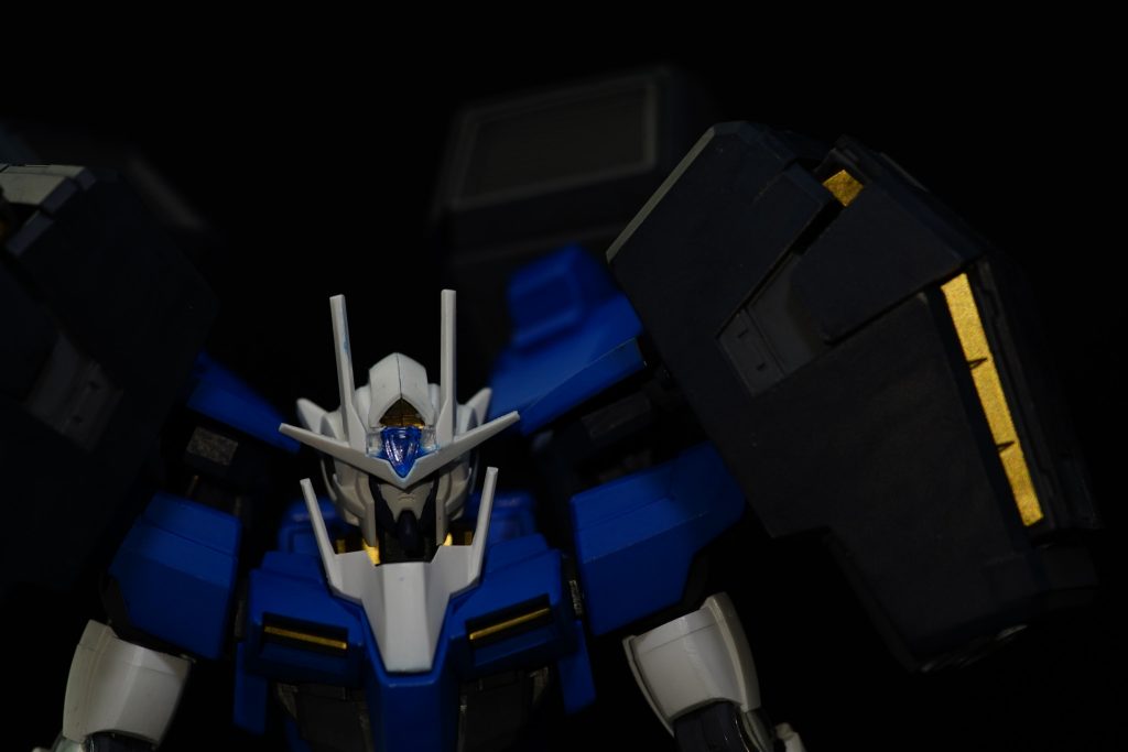 GNフィールド展開時。
肩に装備する関係上、フィールドは上半身に集中する。
この機体特性を生かしてGNフィールドによる突撃も想定されている。