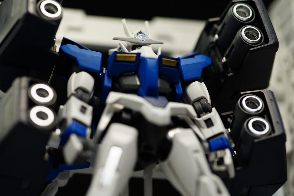 CBラボ内で急遽建造されるダブルオーディフェンサー。
メカニックのひとりが作業の合間に撮影したこの写真は、防衛戦時に直接戦闘に参加できないCBラボの多くのメンバーに共有され、掲示されたと聞く。
人々の希望として掲げられた本機は、ある意味ではCBが当初想定したダブルオーの姿に近かったのかもしれない。