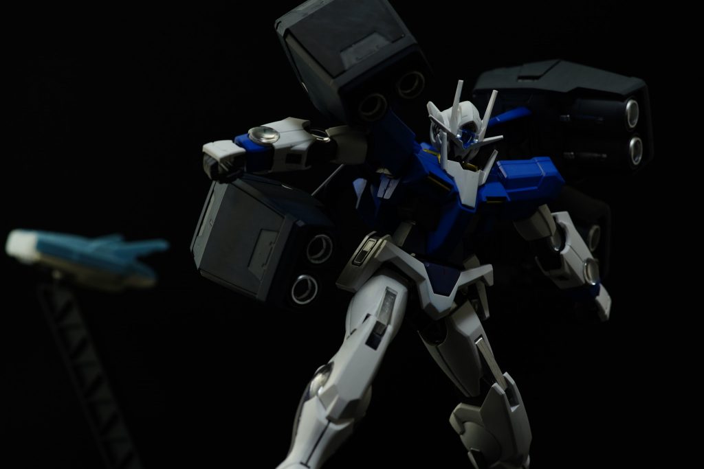 CBラボの輸送コンテナから出撃し、小惑星に偽装した基地上に降り立つダブルオー。
速やかな補給のため、輸送コンテナ数機が常に展開したのかもしれない。
結果としてCBラボの防衛に成功したが、基地設備は想定以上の被害を受けたため、戦闘時の正確な記録は現在回収中である。
この写真は、基地表面に設置された定点カメラが捉えたものとされる。