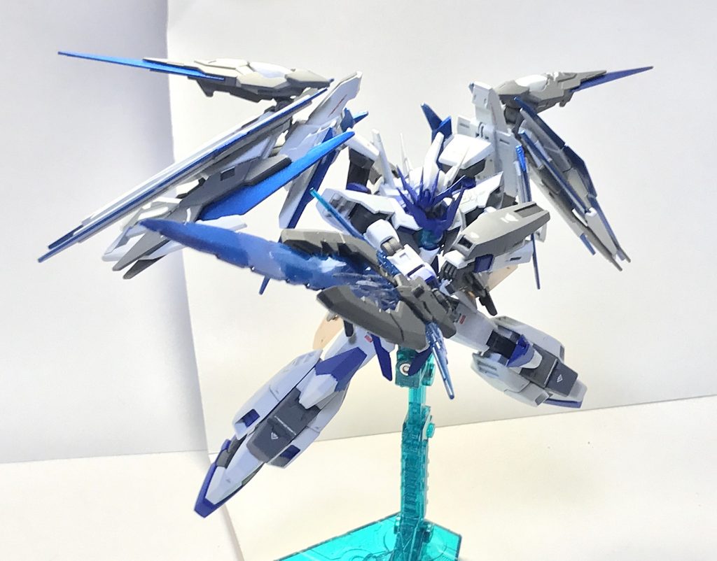 GNクアンタムブレイド。トライフレームホルダーに搭載された機能をGNドライヴの出力で代替した大剣であり、本機の必殺兵装の一つ。出力の全てを集積させて放つ都合上、GNマテリアルカードの行使と択一になるという弱点こそあるもののその威力は絶大であり、ステージに設置されたオブジェクトすら易々と破壊するものとなっている。