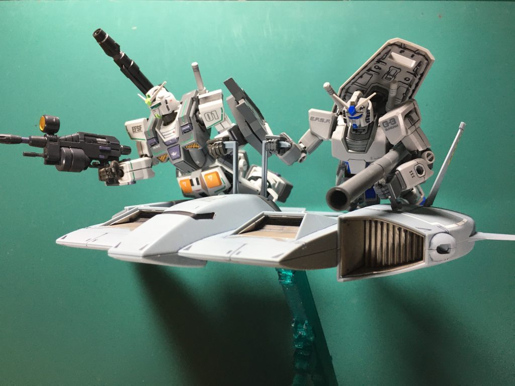 幅が広いので2体乗せなんてのもできます。箱絵でリック・ディアスとMk-Ⅱが一緒に乗ってますが、やっぱりデカい…