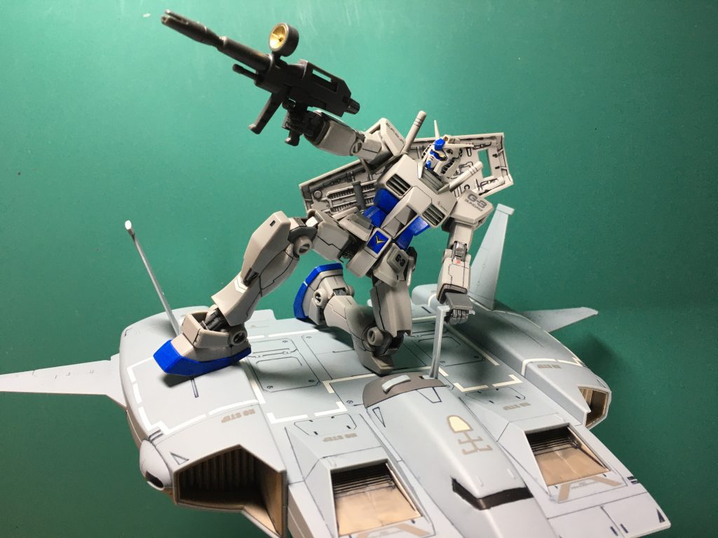 　[G-3ガンダム](https://gumpla.jp/hg/15956)と。膝立ちで綺麗に乗せるのは難しいですね。