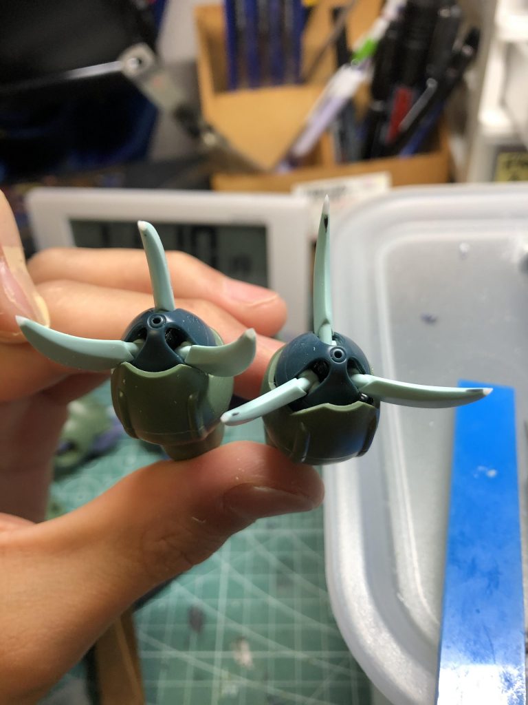 クローを開いた時に袖に干渉して全開まで開かなかったので袖を少し削ってます。

左 before 右 after

クローはプラ板を張ってシャープにしています。