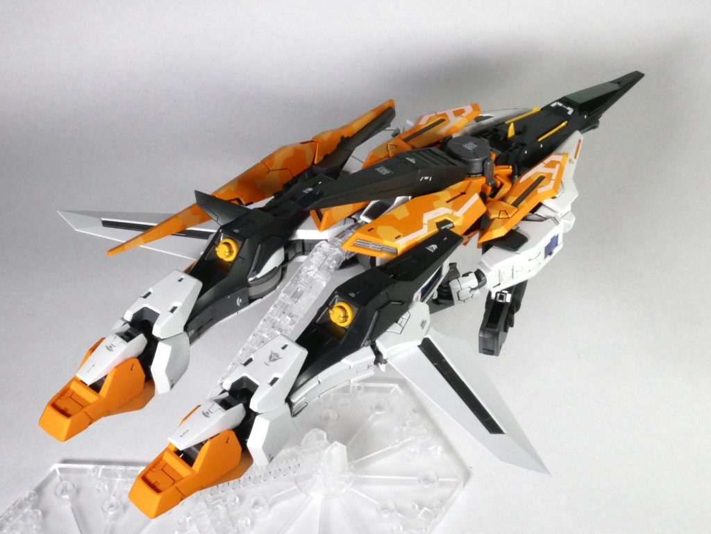 個人的に変形姿が1番気に入っています。変形MSの中でも屈指の格好良さではないでしょうか。裏から見るとかなり残念な見た目なんですけどね(笑)


最後まで見ていただきありがとうございました！！
迷彩、パール、メタリックと色々てんこ盛りですが、便利なツール達のおかげで初心者の私でも満足できる出来になったと思います。あとはもう少し撮影技術を磨きたいですね。次回も良ければご覧ください！！