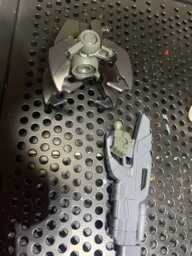 左手は義手でビームライフルを武装していますが、義手を外し、アームで敵を拘束したり、ビームライフルより射程は落ちるが高出力のメガ粒子を撃ち出す。