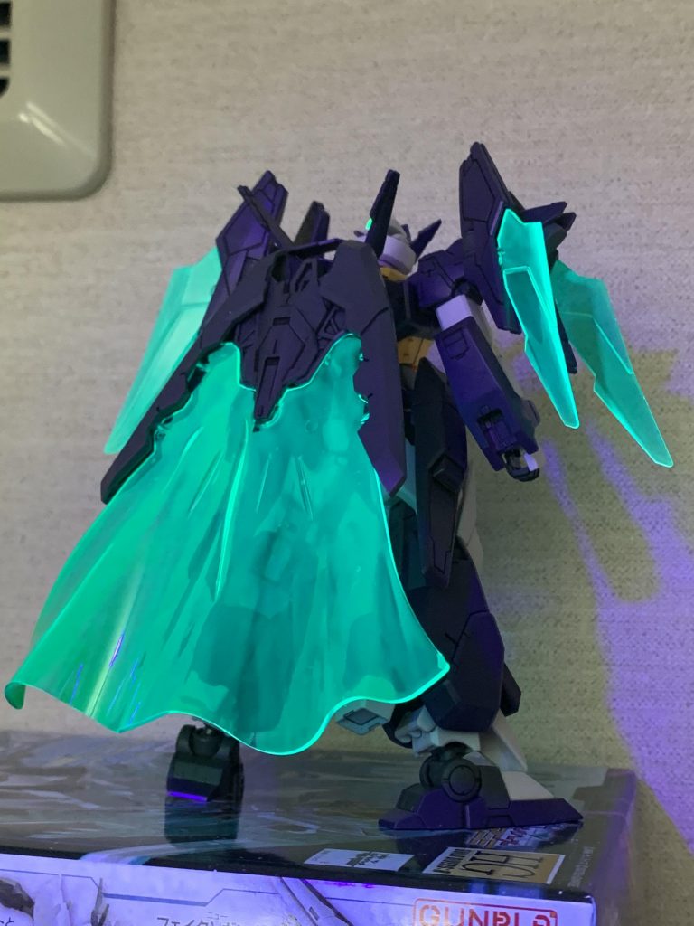 ブラックライトを当てながら前後