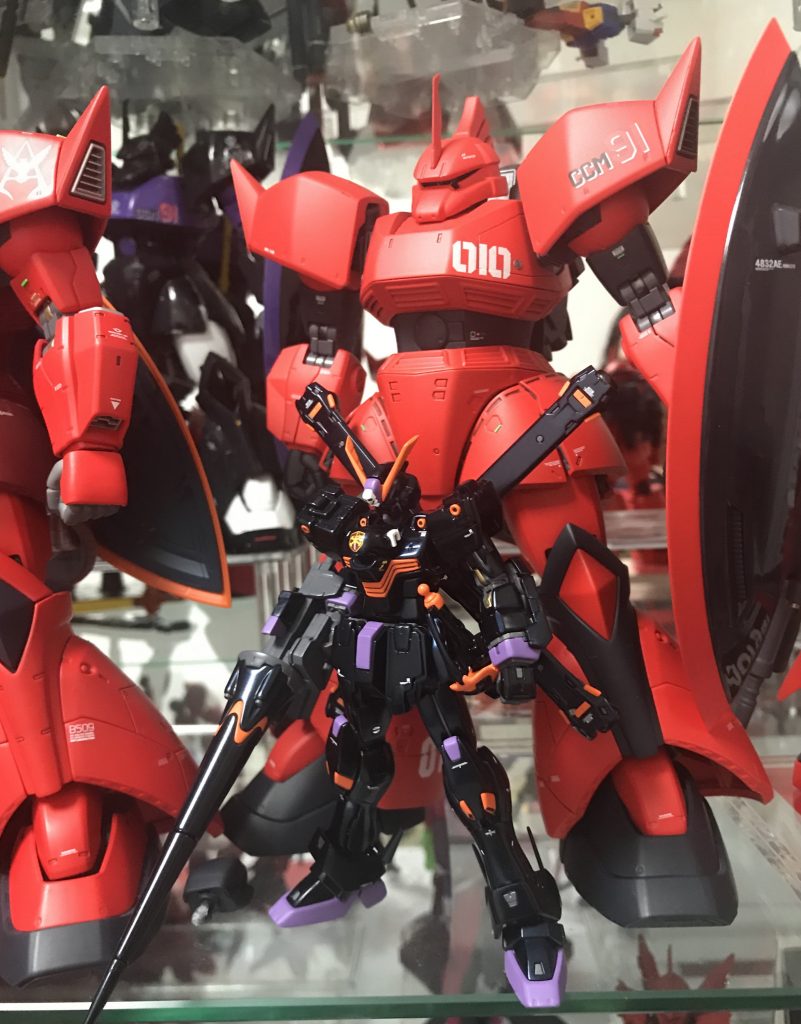 MG ゲルググと並べての大きさの比較です。
いかに小さいキットか分かりやすいと思います(^^;;