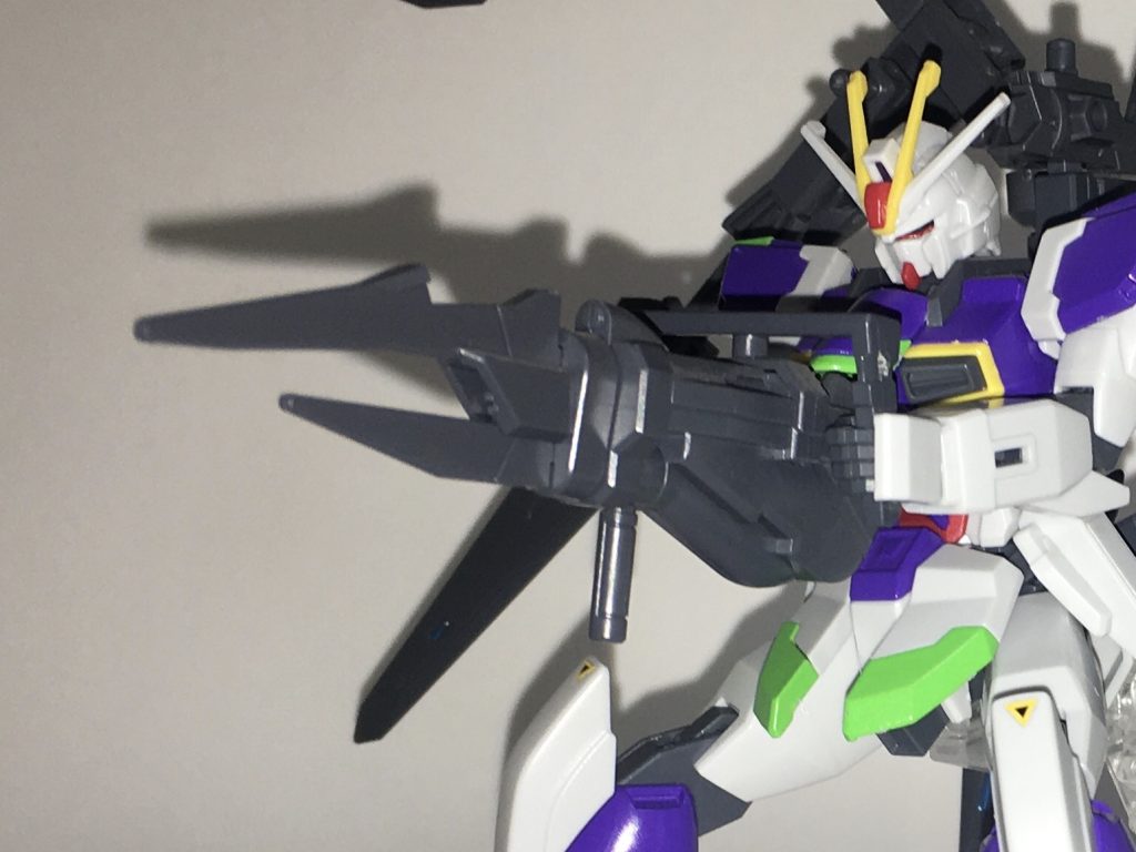 ビークライフル。銃剣とビームライフルの特性を併せ持つ武装。飛行形態と分離形態では機首を形成する。