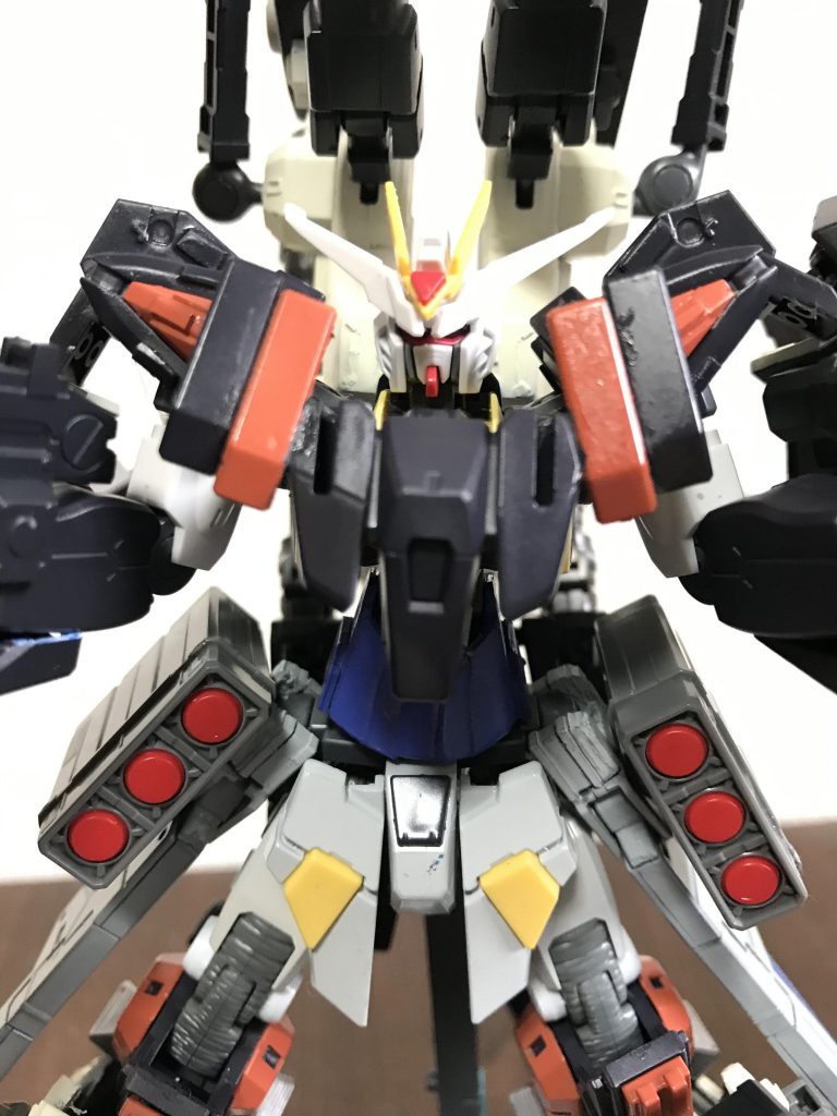 胸部の装甲はナノラミネートアーマーとなっており、簡易的なエアハブリアクターを搭載しているという設定です！
ケルディムのフロントアーマーがいい感じの形だったので、フロントスカートと組み合わせて製作しました。