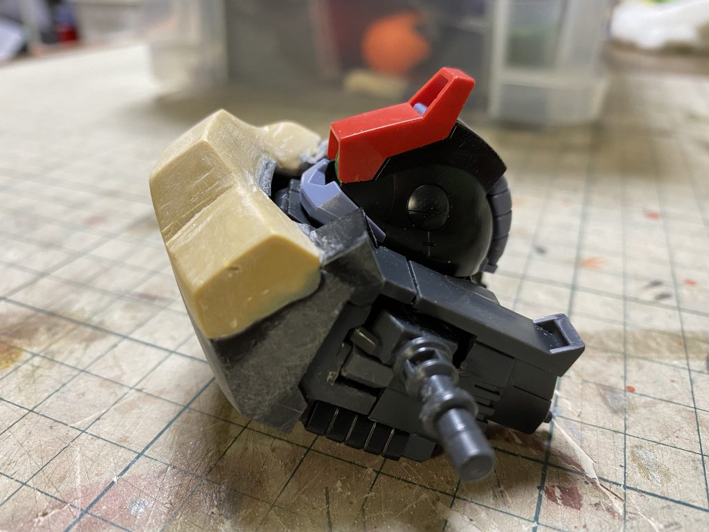 一番気になった胸部のボリュームアップ。
プラ板で厚みを持たせようか悩んだが、若干丸みのあるスタイルを維持したかったのでポリパテで成形しました。