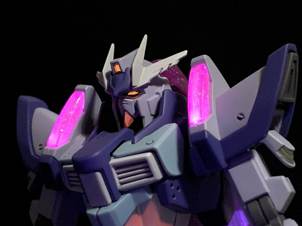 蛍光塗料を使ったのでブラックライトで光ります。