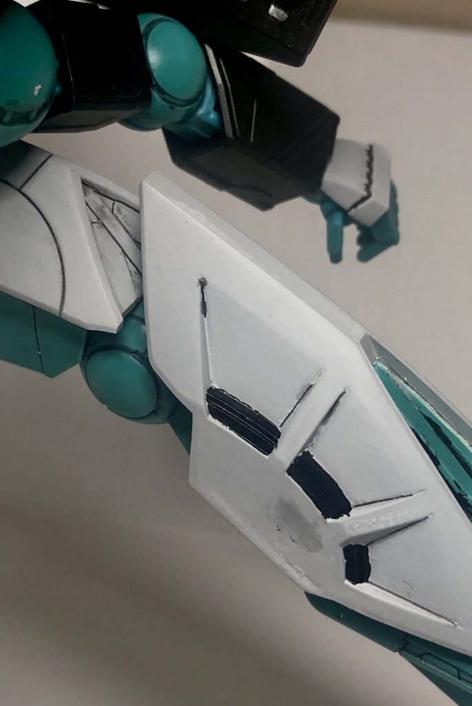 そして色を変えるときにエアブラシの先端や内部にツールクリーナーの溶剤ついたまま乾かしたり拭き取ったりするの忘れてそのまま使ったらサフが溶けて滲んできた....