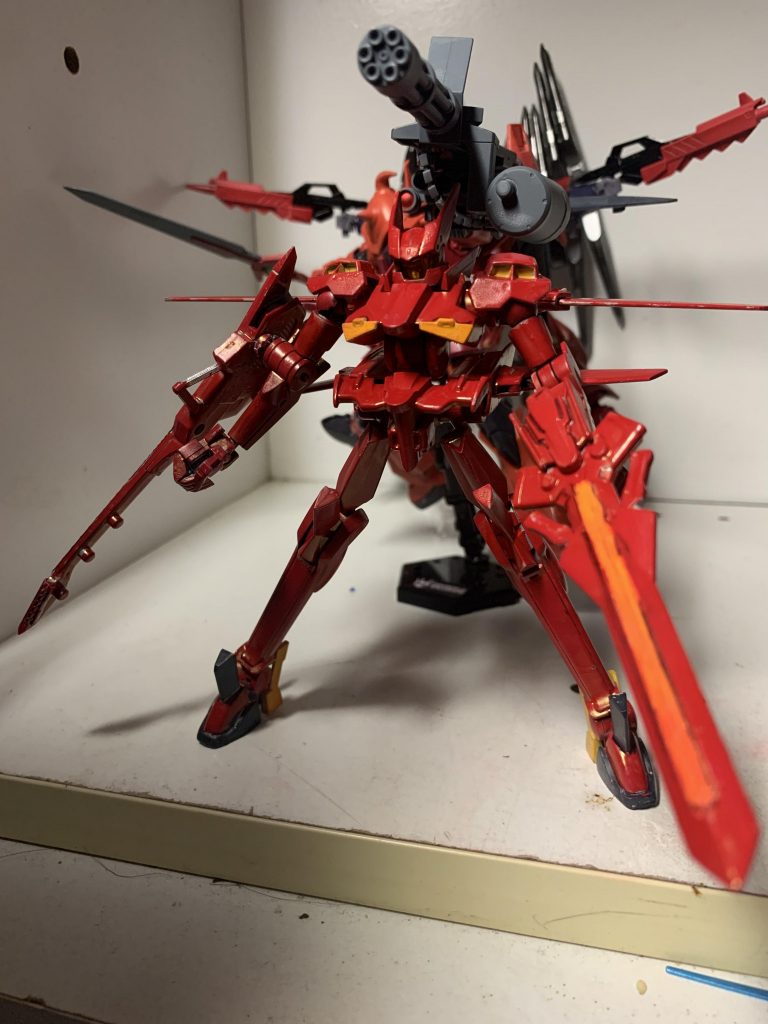 最速で!最短で!まっすぐに!一直線にぃぃ!
ガンダムに向かって突撃ラブハート!ディフェンスロッドの代わりに装備しているのはギター型複合兵装であり、盾としての機能だけでなく広域スピーカーとしてロックを響かせたり斬撃武器として振るうことも可能です!変形して高速移動を行いすれ違いざまに切る突撃武器にもなります