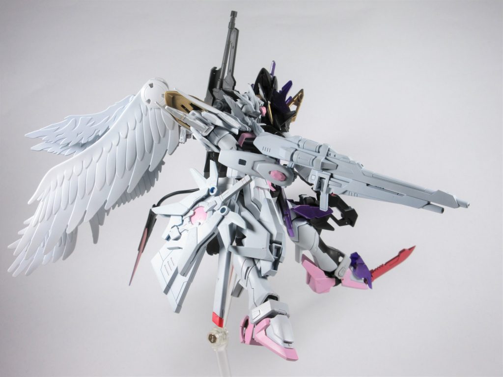 轟雷霆ケラウノス改
バックパックの右側にマウントされたバスターライフル
その威力は絶大で、最大出力ではデブリ程度なら消し炭にできる本機の武装の中でもトップクラスの破壊力をもつ。
また本体にマウントしたままでも発射できる設計となっており接近戦でも不意をつける
銃身下部に通常のビームライフルを装備しており取り外して使用することで小回りがきく射撃武装となっている。
解説
その砲身から放たれた一撃は一瞬にしてあらゆるものを打ち砕き苦痛すら与えない天からの粛清
ケラウノスとはゼウスのもつ雷を放つ為の道具の名前