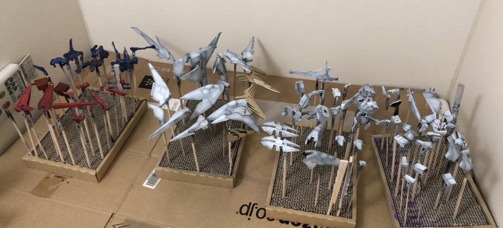 サフ後ジャーマングレーをエッジ部分にだけ塗り、薄めた基本色を塗りました。