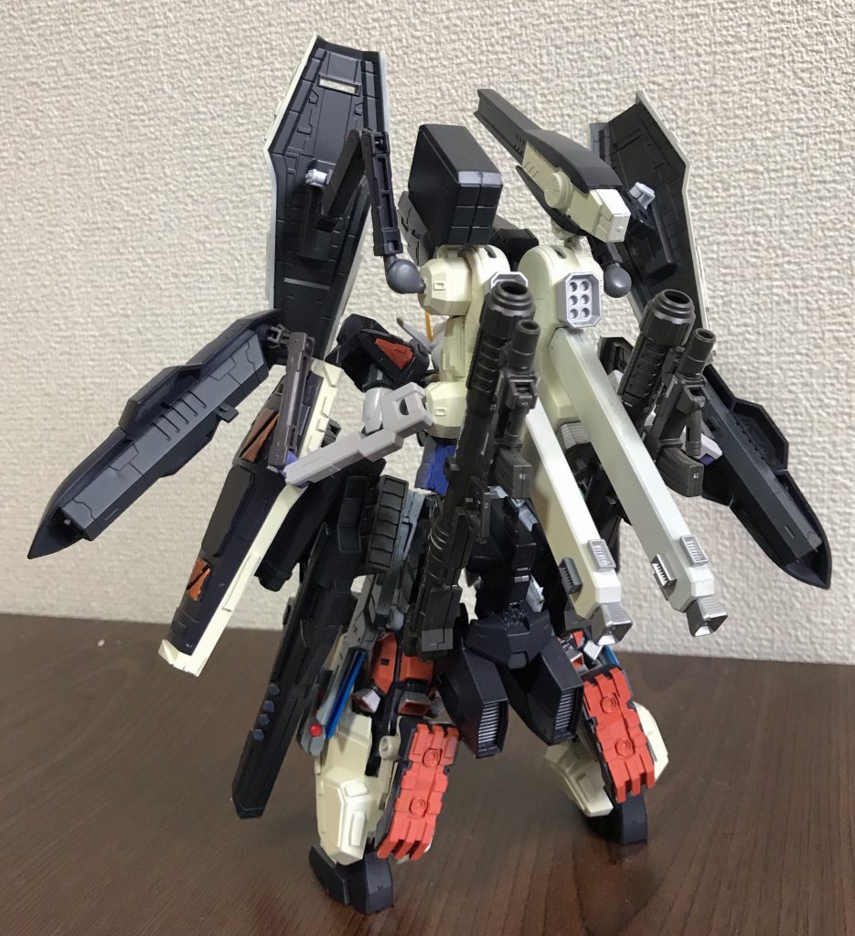 フロントビューとリアビュー
結構な重量なので立たせるのも一苦労…^^;
腰のリアアーマーはGNドライブで、これによりGNフィールドを展開することが可能。一応トランザムも使用可能ではあるが、あくまでGNフィールドの展開に特化した改造が施されているため申し分け程度のものでしかなく、稼働時間も大幅に短縮されている。