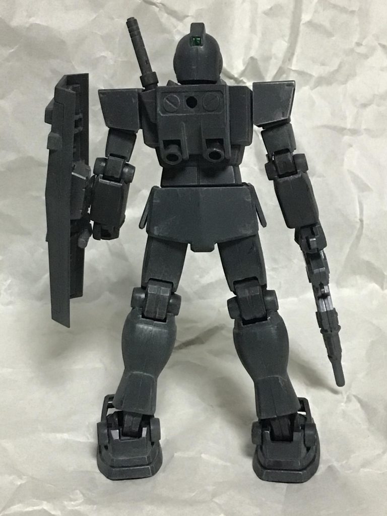 うしろ。
ジム-ECOは、大型試作ビームライフルを運用するため、通常のジムの頭部センサー系とジェネレーターを強化した機体である。
その影響で頭部センサー部に色の濃い部分が見られる。
それ以外の部位は多少の調整が施されているが、基本的に通常のジムと同一であるため、お世辞にも機体バランスが良いとは言えず、せっかくの強力な火器を扱いきれない…とのシミュレーション結果を受けて廃案となった。
本機を教訓として、機体全体を強化した「スナイパー」シリーズが開発されることとなる。
ちなみに機体名のECOは、敵軍に名称から機能を類推されないよう、廉価版と誤認させる為に付されたものである。
…という設定。