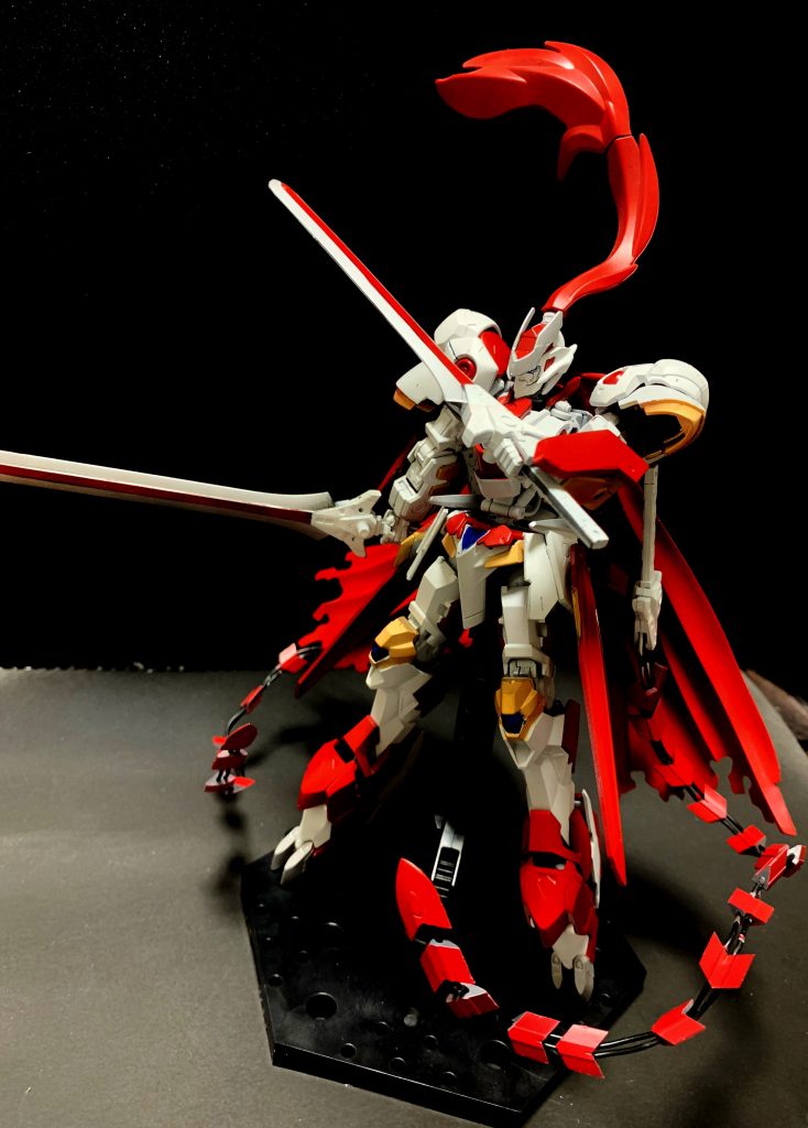 2本の剣には耐ビームコーティングが施されていて攻防一体の扱いが可能となっている。尾をイメージした蛇腹剣は｢13｣により敵の弾丸を跳ね除ける防御にも敵を薙ぎ払う攻撃どちらでも使えるようになっている