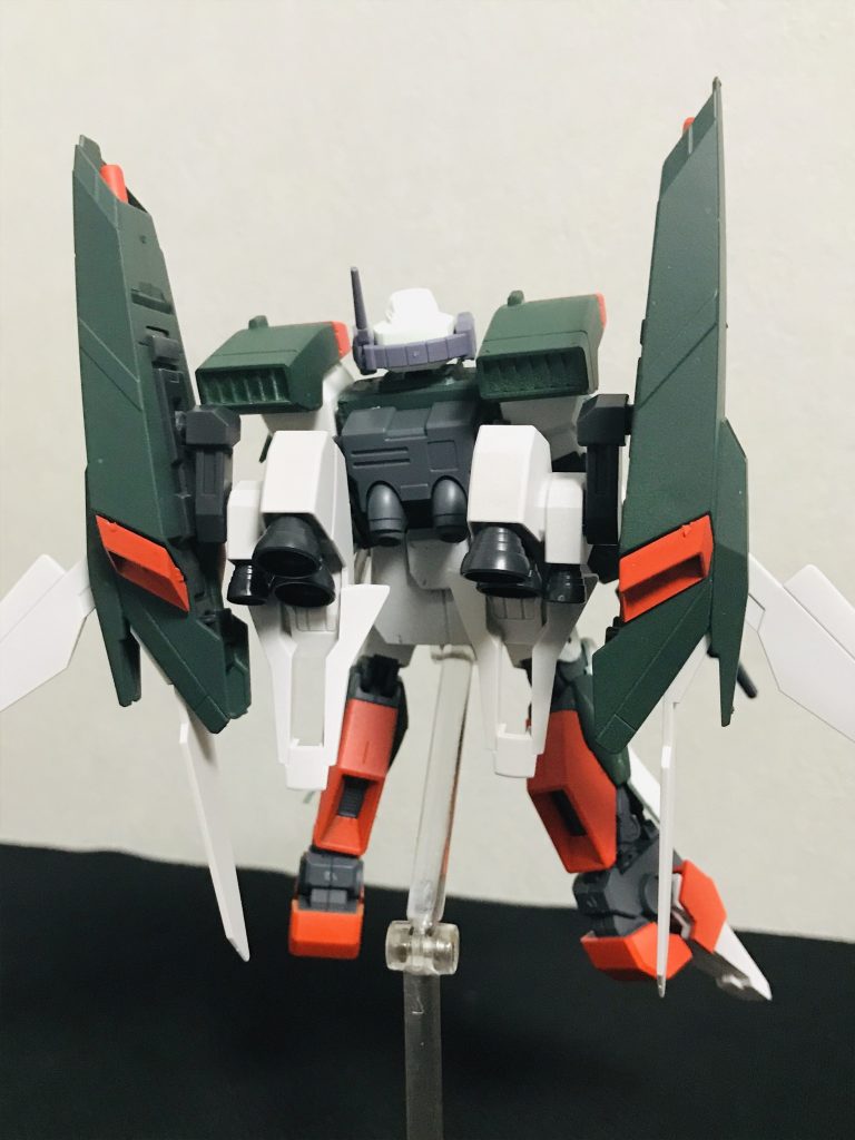 バックショット
高速戦闘を目的としている為、バックパックにはリゼルのディフェンサーユニットを装備している。脚部と併せて合計10基のブースターがある。