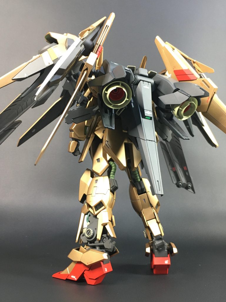 後ろ姿は 重装甲ながらも機動性が良く見えるように派手目に作ってみました