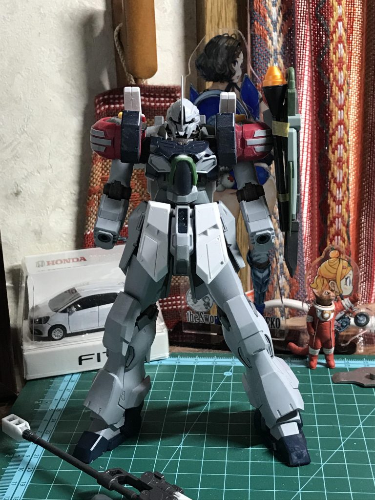 肩はグリムゲルデ、前袴はハイニューブレイブ、膝はスタインの肩を使用。
シールドもジムストライカーのモノをそのまま使用w
内側にスツルムファウスト2本装備できるようにしました。
肩とのジョイントは、使わなかったスタインの膝を加工してそれらしくしてありますw手は長物を持たせたかったので、MGアストレイから流用したりしました。