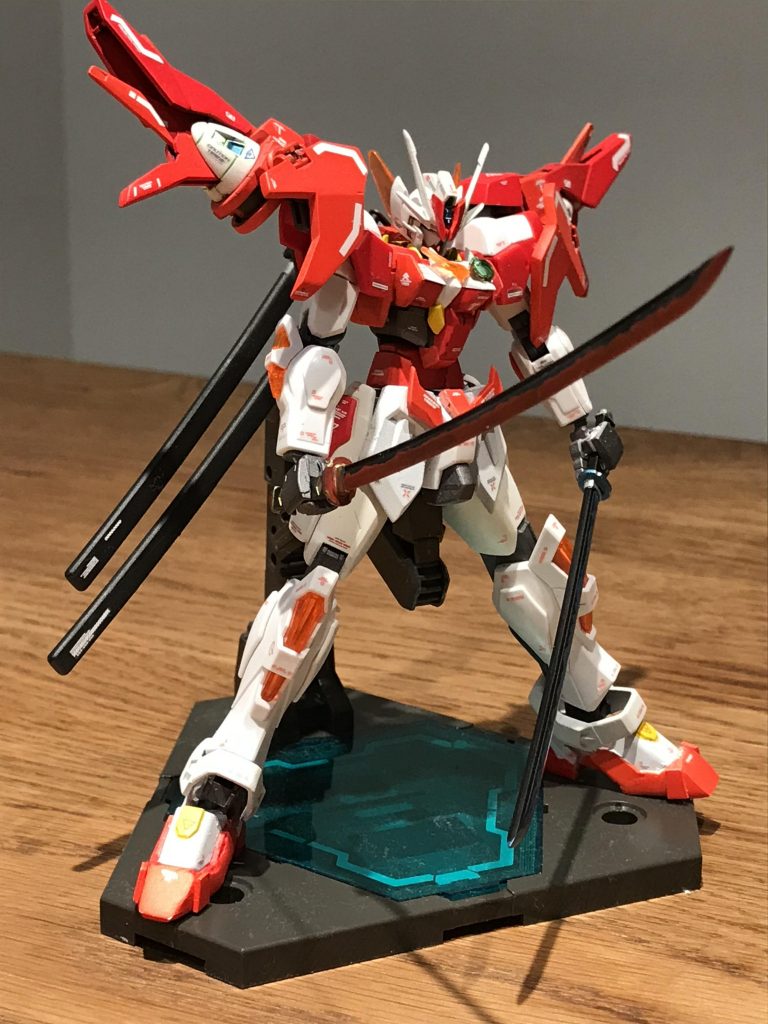 男らしく?格闘主体で剣は日本刀をモチーフに二振り作成しました。炎帝と冷皇のイメージは伝わるでしょうか。
二本ともラッカー塗料で塗装してから、エナメルで着色するのが楽しかったです。