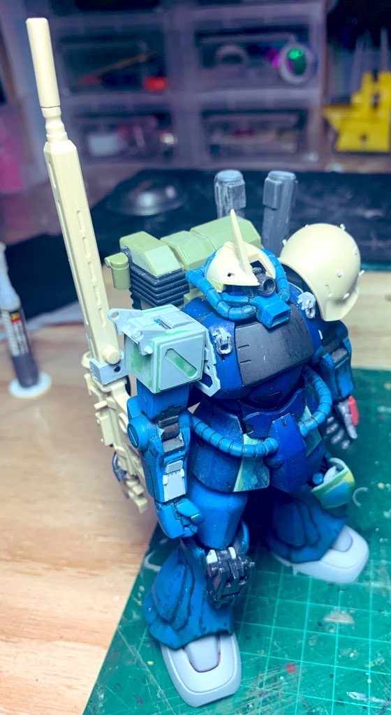 頭部はグフとザクスナイパーのニコイチ。
右肩にプラ板を貼り、ひとまわり大きくしています。
スリッパはオリジンザクを流用。
右膝にザクスナイパーよりパーツを移植。